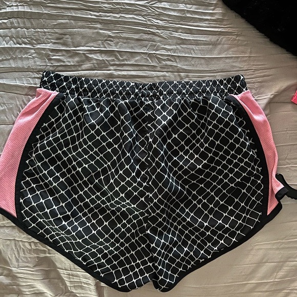 🔥3 for $25🔥 EUC- BLACK AND WHITE WITH PINK MESH SIDES UNDER ARMOUR SHORTS SZ S - Picture 3 of 4